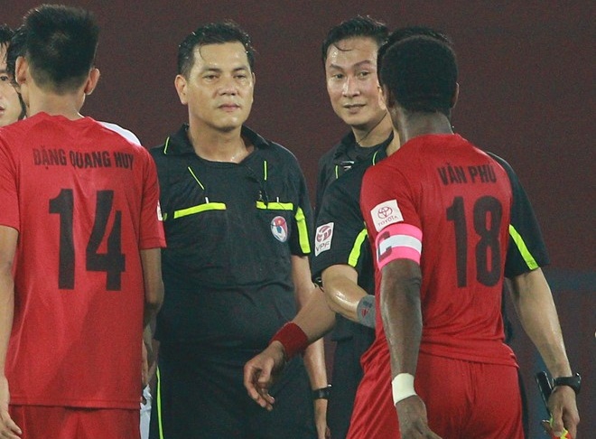 Ban trọng tài tạm thời không phân công trợ lý Nguyễn Văn Hậu (giữa) làm nhiệm vụ ở các vòng tới.