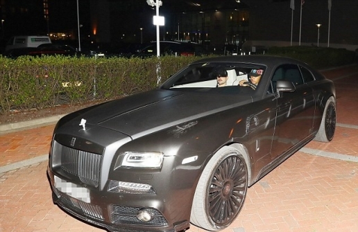 Pogba ngồi taxi trong khi Depay lái Rolls Royce đi ăn tối. Ảnh: Internet.