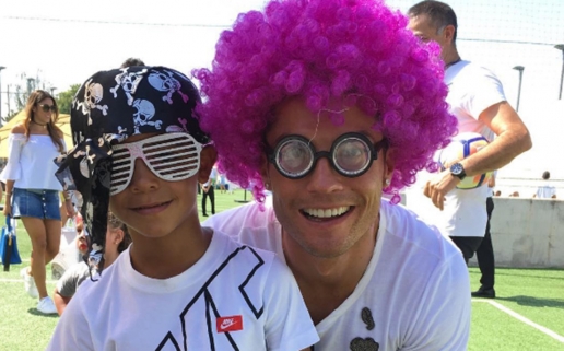 Ronaldo và con trai trong bữa tiệc. Ảnh: Internet.