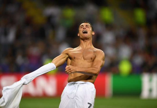 Ronaldo cởi áo ăn mừng chức vô địch Champions League cùng Real. Ảnh: Internet.