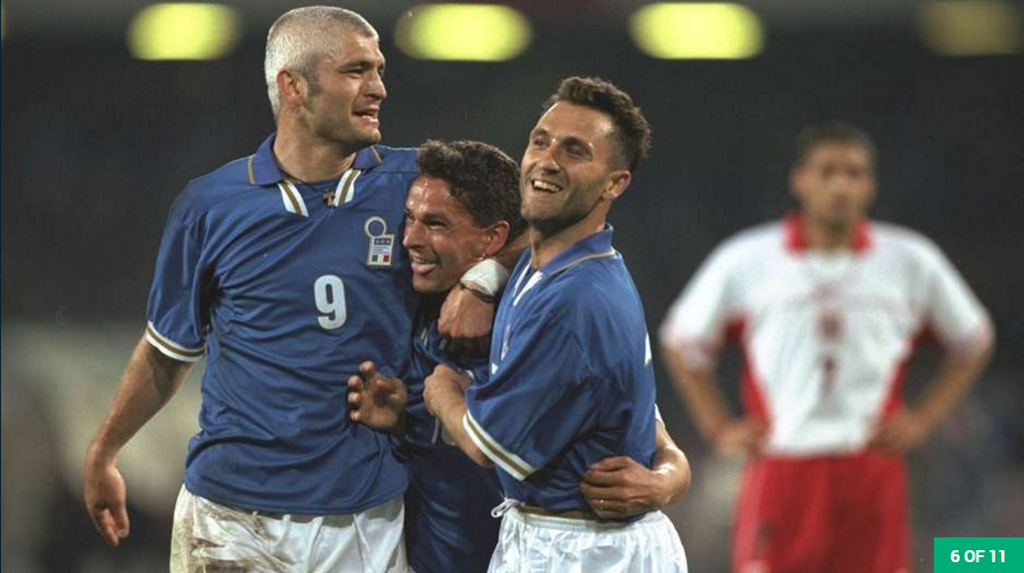 Italy 1996-2000: Những năm cuối thế kỷ 20, tuyển Italy tràn ngập tiền đạo từ giỏi đến đẳng cấp. Có thể kể đến Roberto Baggio, Alessandro Del Piero, Pippo Inzaghi, Christian Vieri, Francesco Totti, Gianfranco Zola, Gianluca Vialli, Fabrizio Ravanelli, Giuseppe Signori và Vincenzo Montella. Ảnh: Internet.