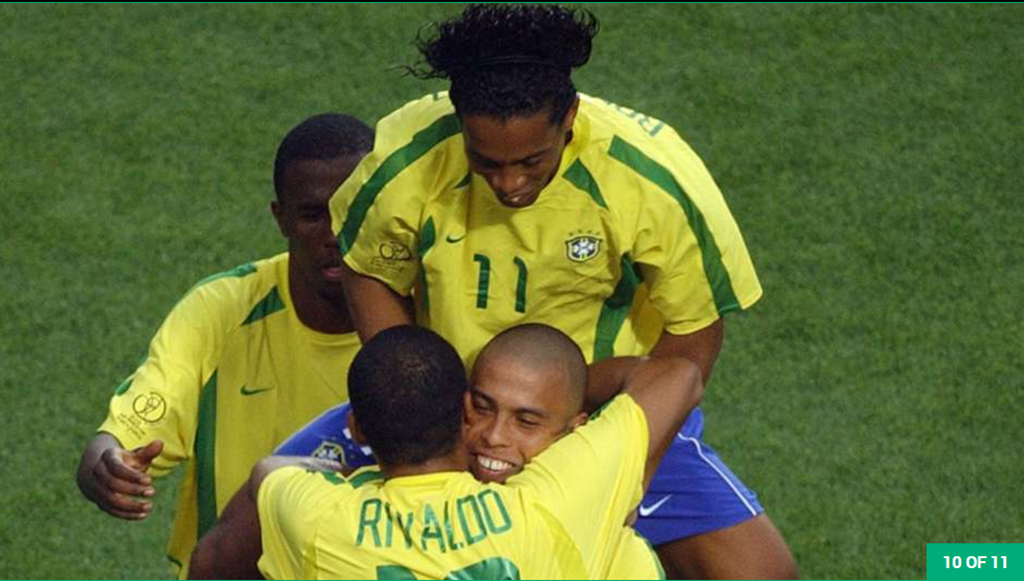Brazil 2002 (Rivaldo, Ronaldinho, Ronaldo, Romario, Adriano, Giovane Elber): HLV Felipe Scolari bị áp lực phải mang theo cầu thủ kỳ cựu Romario, bởi vì ở tuổi 36, ông vẫn ghi bàn đều đều cho Vasco da Gama. Tuy nhiên, Selecao không cần Romario, cũng chẳng cần ngôi sao 20 tuổi Adriano để vô địch. Brazil chỉ cần tam tấu hủy diệt Ronaldo – Ronaldinho – Rivaldo là quá đủ cho chức vô địch World Cup lần thứ 5. Cặp Ronaldo + Rivaldo ghi cả thảy 13 bàn thắng ở Hàn Quốc và Nhật Bản. Ảnh: Internet.