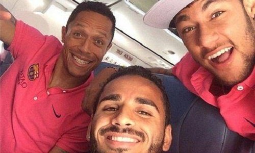 Douglas (giữa) không muốn xa các cầu thủ đồng hương Neymar và Adriano. Ảnh: Internet.