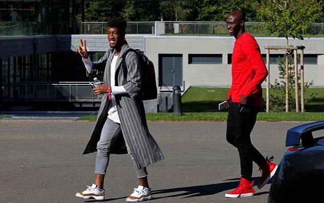 Sao trẻ Kingsley Coman xuất hiện với trang phục cá tính: Áo blazer kẻ sọc dài phối cùng quần jeans ống lửng. Ảnh: Internet.
