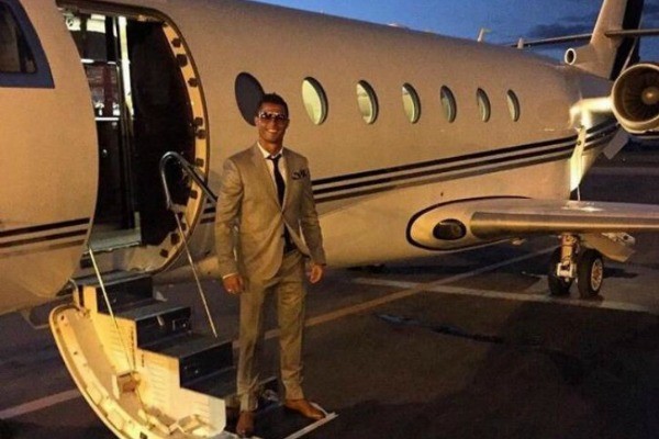 Ronaldo bên cạnh chiếc Gulfstream G200. Ảnh: Internet.