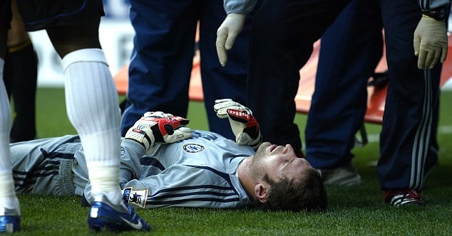 Trong khi tiến hành ca phẫu thuật, đội ngũ chuyên gia tại Radcliffe Infirmary, Oxford đã lấy khỏi não Petr Cech hai mảnh hộp sọ bị vỡ. Nếu chúng cắm sâu hơn, thủ thành người CH Czech sẽ không qua khỏi. Ảnh: Internet.