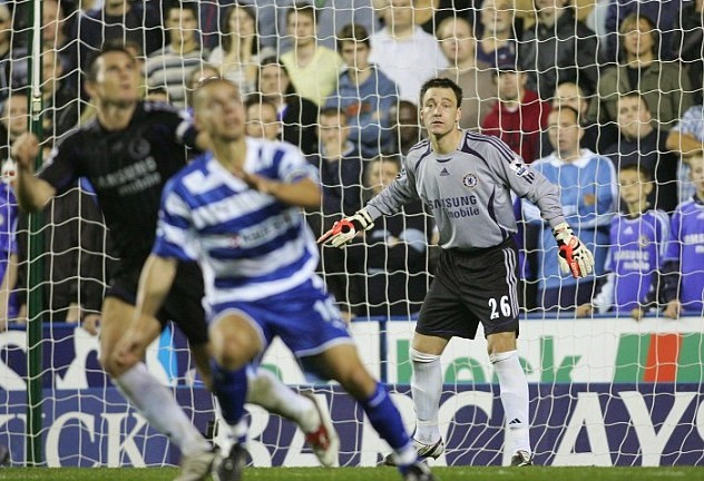 Stephen Hunt cố gắng với giải thích với trọng tài Mike Riley rằng anh không hề cố tình làm đồng nghiệp bị thương. Tuy nhiên, cựu tiền vệ người Ireland vẫn phải hứng chịu sự chỉ trích nặng nề từ người hâm mộ một thời gian dài sau đó. Ảnh: Internet.