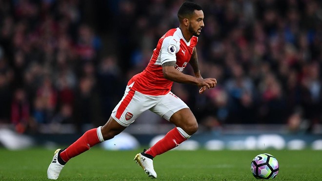 Sunderland vs Arsenal (18h30 ngày 29/10): Theo Walcott là cầu thủ tung ra nhiều cú dứt điểm nhất Ngoại hạng Anh mùa này (17). Nếu ghi được bàn trong trận đấu với Sunderland, tiền đạo người Anh sẽ vượt qua cột mốc 5 bàn/mùa lần đầu tiên sau 3 năm. Lần gần nhất Walcott ghi được trên 5 bàn/mùa cho Arsenal tại Premier League là vào mùa giải 2012/13 (14 bàn). Ảnh: Internet.