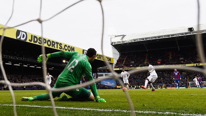Crystal Palace vs Liverpool (23h30 ngày 29/10): Liverpool đã chấm dứt chuỗi 3 trận toàn thua trước Palace bằng chiến thắng 2-1 ở cuối mùa giải trước. Người ghi bàn thắng quyết định cho Liverpool là Benteke hiện thi đấu cho Crystal Palace. Ảnh: Internet.