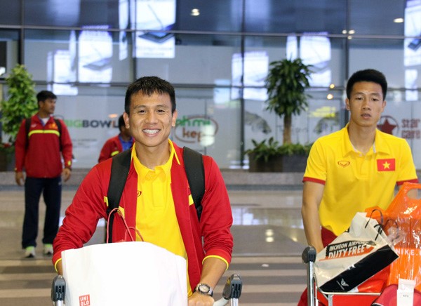 Các tuyển thủ có tâm trạng khá thoải mái khi trở về với thời tiết se lạnh của thủ đô Hà Nội. Đình Hoàng (trái) đang gặp chấn thương đầu gối khá nghiêm trọng trong chuyến tập huấn Hàn Quốc, nhiều khả năng hậu vệ của SLNA phải chia tay tuyển Việt Nam vì không hồi phục kịp trước thềm AFF Cup 2016. Ảnh: Internet.