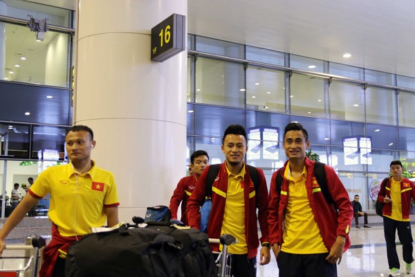 Do không phải giờ cao điểm, toàn đội không mất nhiều thời gian chờ đợi làm thủ tục nhập cảnh cũng như lấy hành lý. Mặc dù thời tiết Hà Nội chuyển lạnh xuống dưới 20 độ C nhưng hầu hết các tuyển thủ đều thoải mái vì vẫn hơn Hàn Quốc 10-15 độ. Ảnh: Internet.