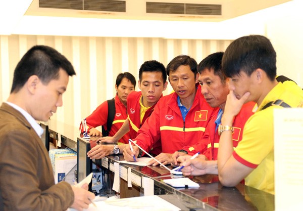 Các tuyển thủ làm thủ tục nhận phòng tại khách sạn La Thành, nơi đóng quân quen thuộc của đội tuyển tại Hà Nội. Ảnh: Internet.