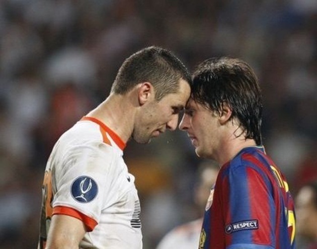 Tình huống nóng nảy đầu tiên của Messi diễn ra trong trận tranh Siêu cúp châu Âu mùa giải 2009 giữa Barcelona và Shakhtar Donetsk. Tiếc nuối vì pha bóng bị Darijo Srna phá hỏng, tiền đạo người Argentina đã nhảy lên và đẩy mạnh từ phía sau và mặt đối mặt với với hậu vệ người Croatia. Ảnh: Internet.