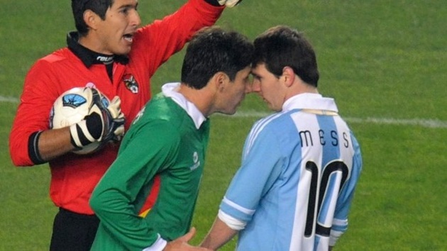 Do bị theo kèm quá sát trong trận hòa 1-1 giữa Bolivia và Argentina ở Copa Ameria 2011, Messi đã không thể giữ bình tĩnh với hậu vệ Ronaldo Raldes. Ngôi sao của Barcelona thậm chí đã lấy cùi chỏ thúc vào cằm cầu thủ Bolivia sau một pha tranh chấp ở hiệp một. Phải nhờ đến sự can thiệp của Cambiasso, Messi mới bình tĩnh trở lại. Ảnh: Internet.