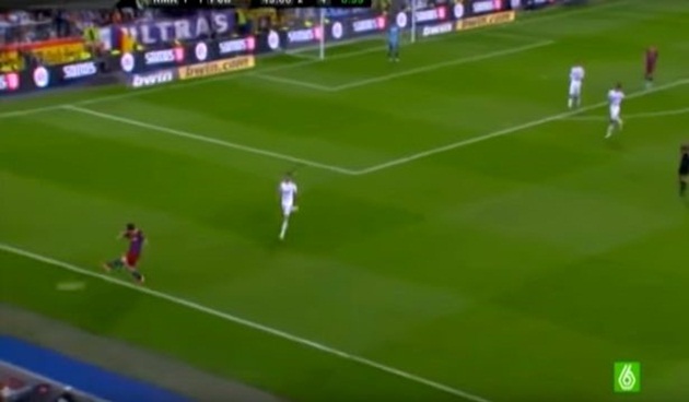 Cũng trong năm 2011, Messi còn dính vào một vụ bê bối khác, đó chính sút mạnh vào đám đông cổ động viên Real Madrid sau khi bóng đi hết đường biên dọc trong trận Siêu kinh điển. Ảnh: Internet.