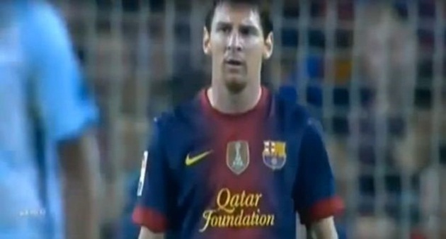 Trận đấu với Granada năm 2013 cũng là lần hiếm hoi Messi nổi nóng với chính đồng đội của mình. Sau đường chuyền không thuận lợi dẫn đến cơ hội ngon ăn bị bỏ lỡ, Messi đã ngay lập tức tỏ thái độ khó chịu với đàn anh David Villa. Đây có thể là lời "cảnh báo" đối với hai người đồng đội hiện tại của "El Pulga" là Neymar và Luis Suarez. Ảnh: Internet.
