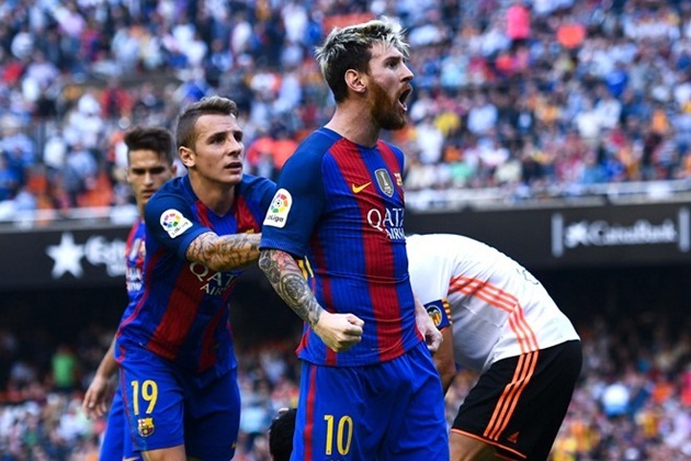 Lần gần nhất người hâm mộ thấy Messi nổi nóng là tại thánh địa Mestalla. Tuy nhiên, siêu sao người Argentina có lý do hoàn toàn chính đáng khi thách thức người hâm mộ Valencia để bảo vệ đồng đội của mình. Sau khi ghi bàn thắng ấn định chiến thắng 3-2 cho Barca, một số đồng đội của Messi đã bị cổ động viên quá khích ném dị vật vào đầu trong khi ăn mừng. Bất bình trước hành động của đám đông quá khích, số 10 của Barca đã nổi cơn thịnh nộ. Biểu cảm gương mặt cho thấy anh rất bực dọc và hùng hổ. Cầu thủ này nhìn về phía CĐV Valencia và buông lời thách thức. Đến cả hậu vệ Lucas Digne phải chạy tới trấn an người đồng đội. Ảnh: Internet.