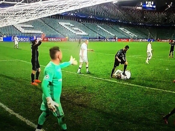 Góc quay này cho thấy rõ tình huống Ronaldo giẫm đạp hậu vệ Legia Warsaw. Ảnh: Internet.