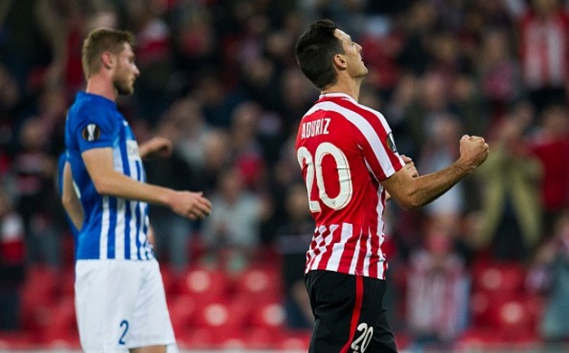 Lão tướng 35 tuổi ăn mừng khi đánh lừa thủ môn Genk trên chấm 11 m, qua đó giúp Athletic Bilbao gia tăng cách biệt lên 2-0 ở phút 24. Ảnh: Internet.