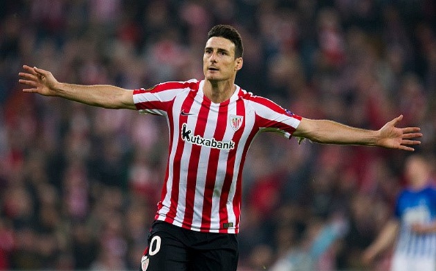 Aritz Aduriz thực hiện quả penalty giúp Athletic Bilbao tái lập cách biệt 2 bàn trước khi hiệp 1 khép lại. Ảnh: Internet.