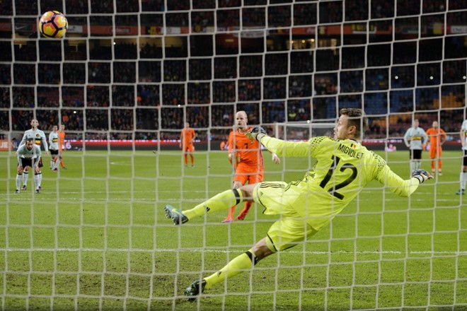 Thibaut Courtois đang tập trung cùng đội tuyển quốc gia Bỉ. Rạng sáng 10/11, tuyển Bỉ hòa 1-1 trước Hà Lan trong trận giao hữu trên sân Amsterdam ArenA (Hà Lan). Courtois do bị thương ở mắt nên không thể thi đấu. Bắt thay anh là Simon Mignolet. Ảnh: Internet.