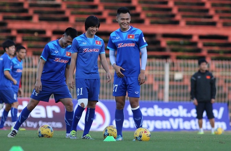 Các tuyển thủ hứng khởi trước trận giao hữu ở Cần Thơ. Ảnh: Gia Khánh.