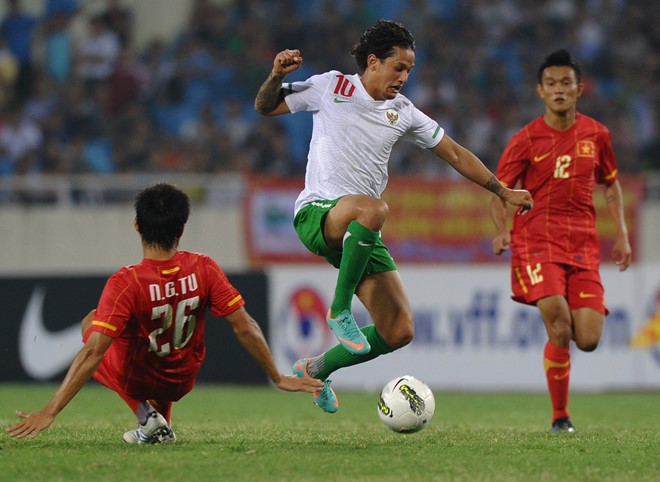 Irfan Bachdim (11/8/1988): “Beckham của Indonesia” là con của cựu tuyển thủ bóng đá Noval Bachdim (Indonesia) và mẹ Hester van Dijk người Hà Lan. Tiền đạo 28 tuổi sinh ra tại Hà Lan và được phát triển tài năng ở nền bóng đá tốp đầu châu Âu. Với tư cách trụ cột dẫn dắt lối chơi của Indonesia, Bachdim thực sự quá đen đủi khi 2 lần liên tiếp lỡ hẹn AFF Cup vì chấn thương gần ngày khai mạc. Anh là ngôi sao đầu tiên rời AFF Cup 2016 vì bị vỡ xương mắt cá. Tài khoản Twitter của anh có 4,89 triệu lượt theo dõi.