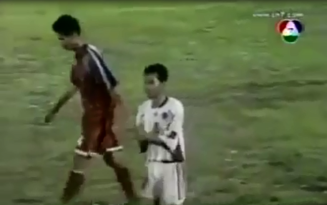 Hậu vệ Indonesia... vỗ tay sau khi đá phản lưới nhà.