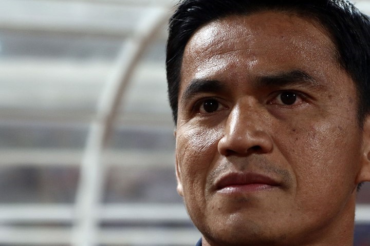 HLV Kiatisak không hài lòng về chât lượng sân tập mà ban tổ chức bố trí cho Thái Lan. Ảnh: Getty Images.