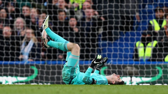 Courtois đã có một mùa bóng khó khăn cùng Chelsea. Ảnh: Goal.