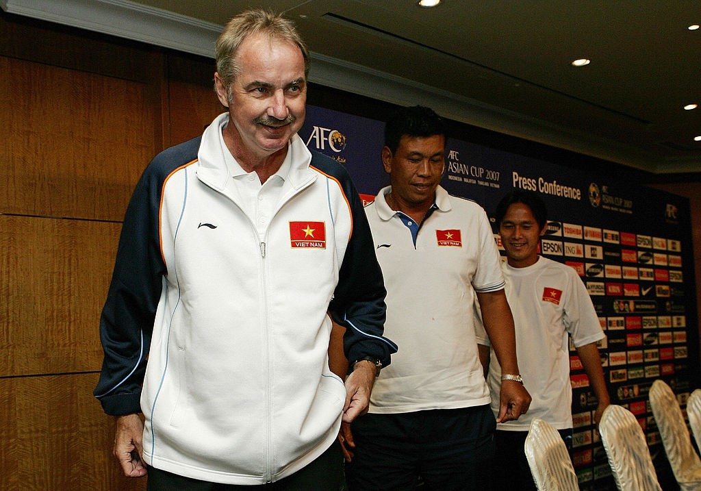 Ông Alfred Riedl ở thời điểm dẫn dắt tuyển Việt Nam tham dự Asian Cup 2007. Ảnh: Getty Images.