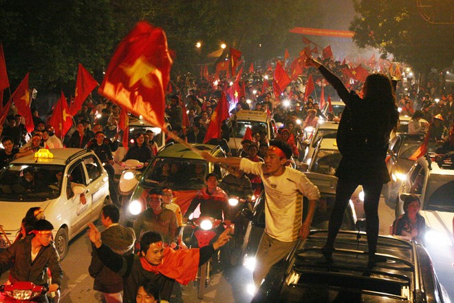 Dòng người đổ ra đường mừng ĐT Việt Nam vô địch AFF Cup 2008. Ảnh: Getty Images.