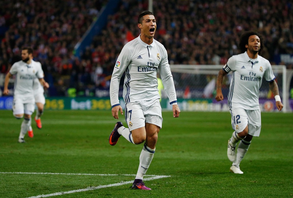 Ghi nhiều bàn ở 5 giải VĐQG hàng đầu châu Âu: Cơ hội để Ronaldo trở thành chân sút vĩ đại nhất trong lịch sử 5 giải đấu hàng châu Âu rất có thể trở thành hiện thực ngay mùa giải năm nay. Hiện CR7 có trong tay 354 bàn thắng và chỉ còn kém kỷ lục của cựu huyền thoại Chelsea và Tottenham, Jimmy Greaves 12 pha lập công (357 bàn ghi tại Anh và 9 bàn tại Italy). Ảnh: Getty Images.
