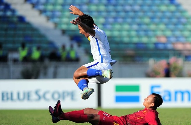 Một pha vào bóng hai chân rất thường thấy ở Trọng Hoàng. Nếu các trọng tài bắt chặt, rất dễ có thẻ đỏ ở tình huống kiểu này. Ảnh: Quốc Bảo.