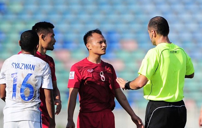 Ít nhất 2 lần tại AFF Cup 2016, Trọng Hoàng khiến cả đội thót tim. Ảnh: Quốc Bảo.