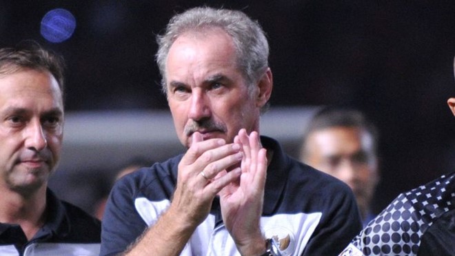 HLV Alfred Riedl đang đối mặt tương lai bất định.