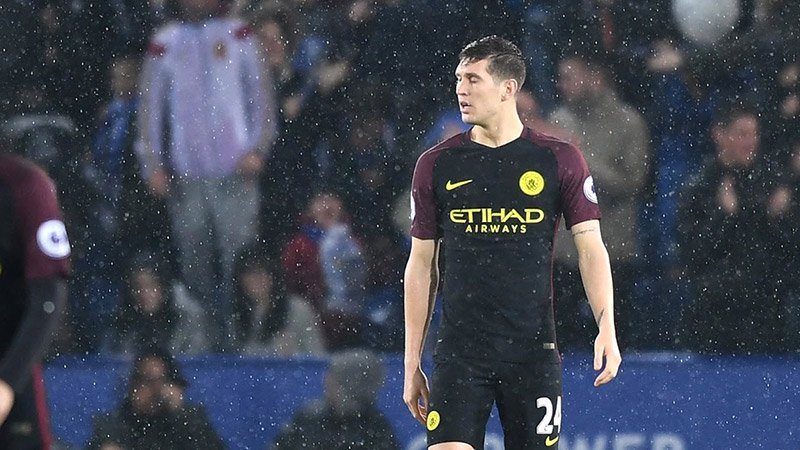 Stones là một thảm họa khi được xây dựng thành một Pique của Man City.