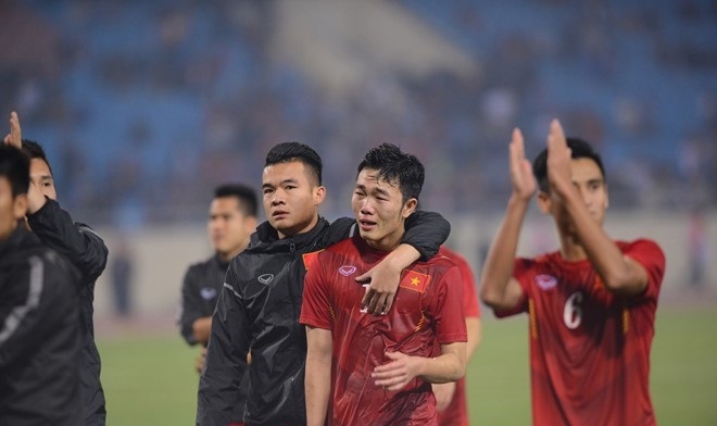 Tuyển Việt Nam chia tay AFF Cup trong nước mắt. Ảnh: Tiến Tuấn.
