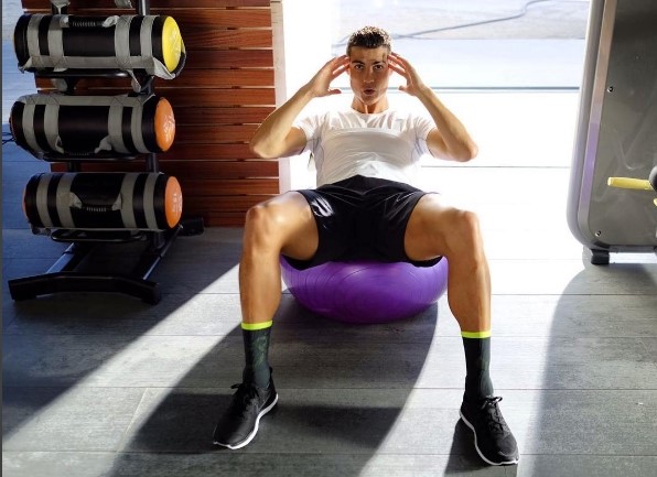 Khái niệm huyền thoại không còn phù hợp với Ronaldo. Anh là điều gì đó bất tử, một huyền thoại của những huyền thoại. Ảnh: Getty Images.