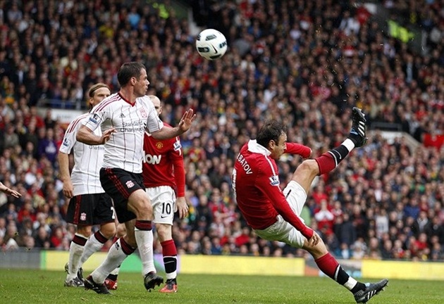 Pha ngả bàn đèn tuyệt đẹp của Berbatov vào lưới Liverpool. Ảnh: Getty Images.