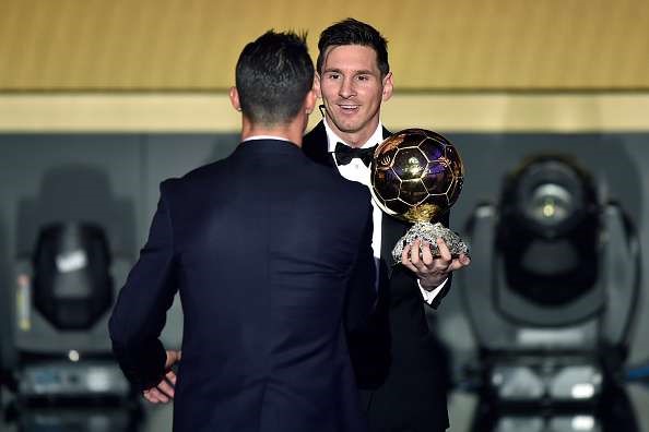 Cristiano Ronaldo chúc mừng Lionel Messi giành Quả bóng vàng 2015. Năm nay, giải thưởng cá nhân danh giá này trở lại với ngôi sao của Real và đội tuyển Bồ Đào Nha.