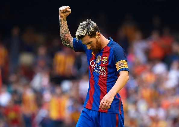 Cầu thủ đầu tiên ghi hơn 60 bàn trong 2 mùa giải liên tiếp: Messi khiến cả thế giới phải trầm trồ với 73 bàn thắng và 60 bàn thắng ghi được lần lượt ở hai mùa giải 2011/12 và 2012/13.