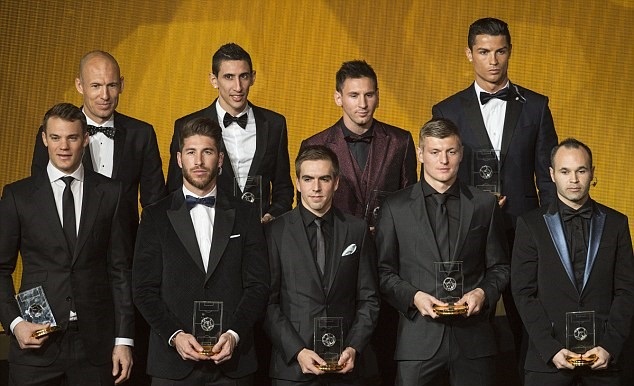 Cầu thủ có tên ở đội hình tiêu biểu FIFA nhiều lần nhất (9 lần): Cùng với Ronaldo, Messi là cái tên thường trực ở đội hình tiêu biểu năm của FIFA từ năm 2007 đến nay.