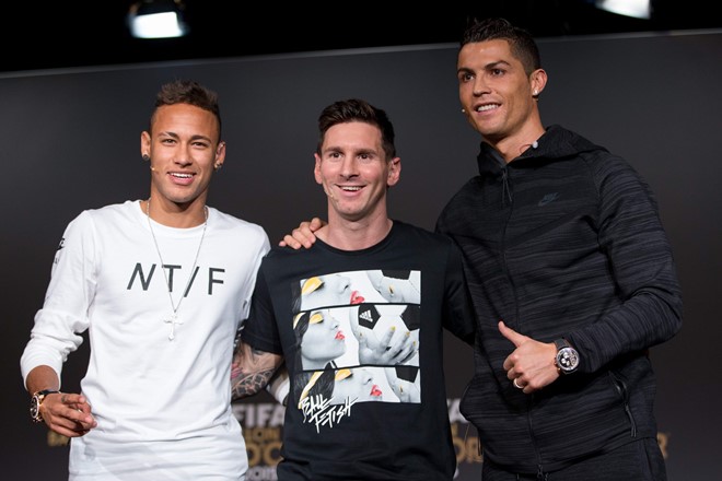 Cầu thủ lọt top 3 ứng viên bóng vàng nhiều nhất (9 lần): Từ năm 2007 đến nay, Messi luôn có tên trong danh sách 3 ứng viên cuối cùng cho danh hiệu Quả bóng vàng. Trong khi đó, Cristiano Ronaldo với liên tiếp những chấn thương ở mùa giải 2009/10 đã không lọt vào top 3 ứng viên cùng năm đó.
