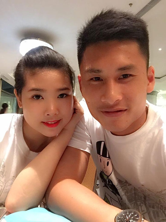Thủ môn Tuấn Linh bên vợ sắp cưới.