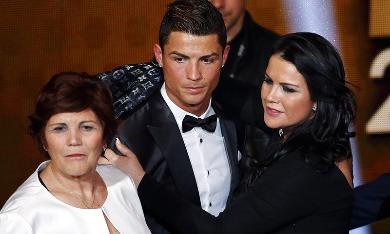 Ronaldo cùng mẹ Dolores và chị gái Katia.