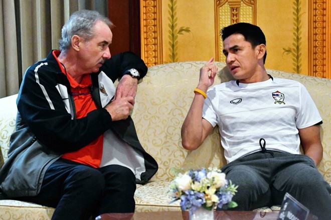 Tương lai của Kiatisak (phải) và Alfred Riedl sẽ được quyết định trong ít ngày tới. Ảnh: AFF Cup.