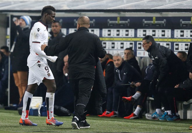 Mới trở lại sau chấn thương, Balotelli lại ngồi chơi xơi nước. Ảnh: Getty.