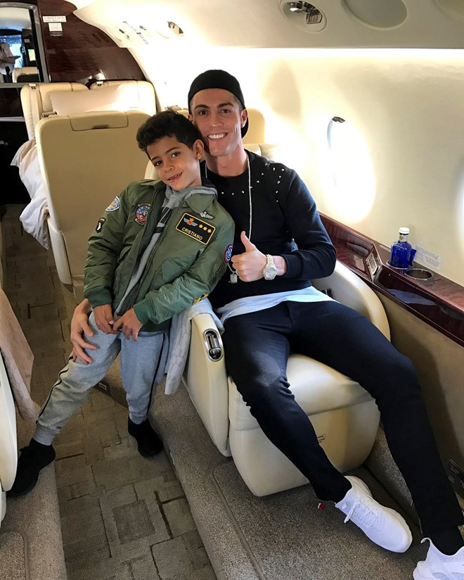 Do La Liga chính thức bước vào kỳ nghỉ đông, Cristiano Ronaldo thảnh thơi cùng cậu con trai Cristiano Ronaldo Jr đáp phi cơ riêng đi nghỉ Giáng sinh. Ảnh: Instagram.