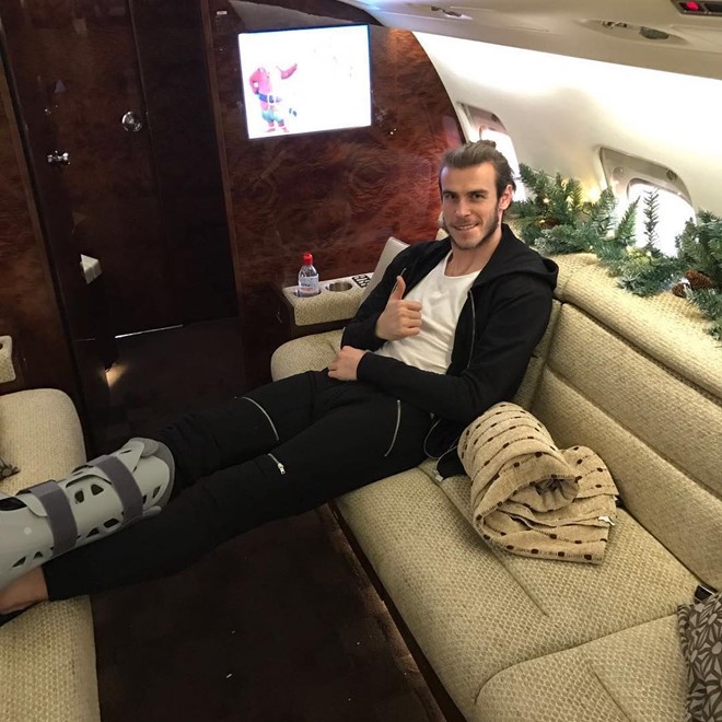 Gareth Bale đáp chuyến bay về quê nhà Xứ Wales đón Giáng sinh khi vẫn đang trong quá trình dưỡng thương mắt cá chân. Ảnh: Instagram.